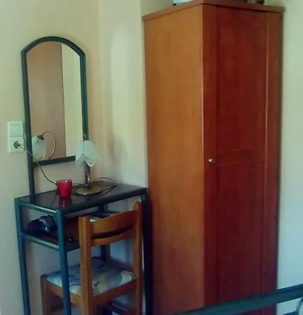 Constantinos خانيا